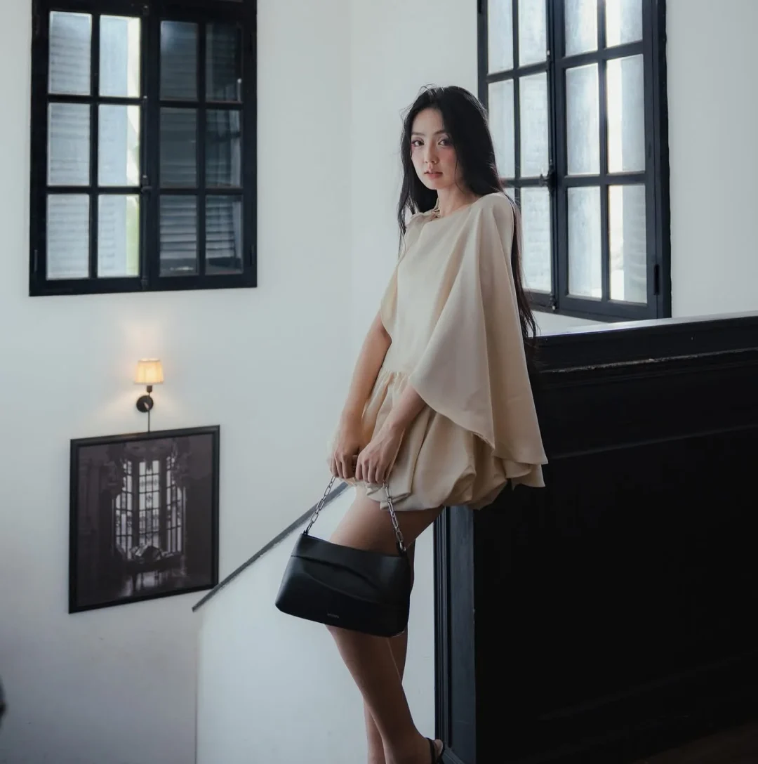 Ảnh 2 của Váy liền quần satin kem size M nữ