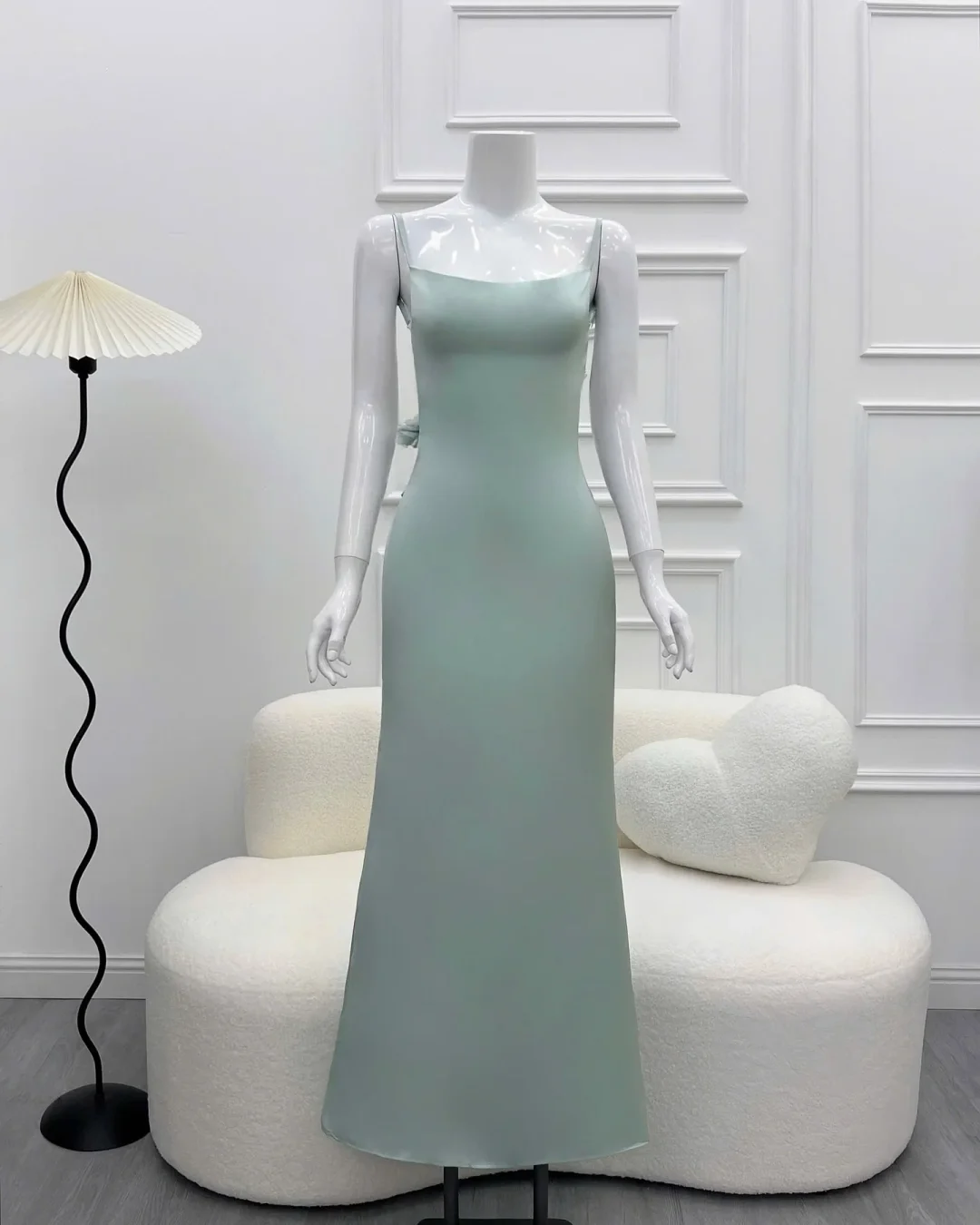 Ảnh 3 của Váy satin hở lưng bạc dạ hội nữ