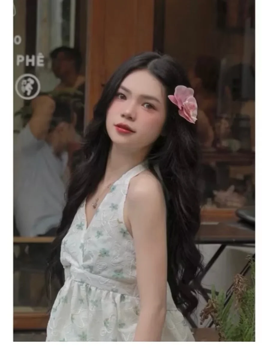 Ảnh 3 của Váy maxi hoa thêu trắng kem nữ tính