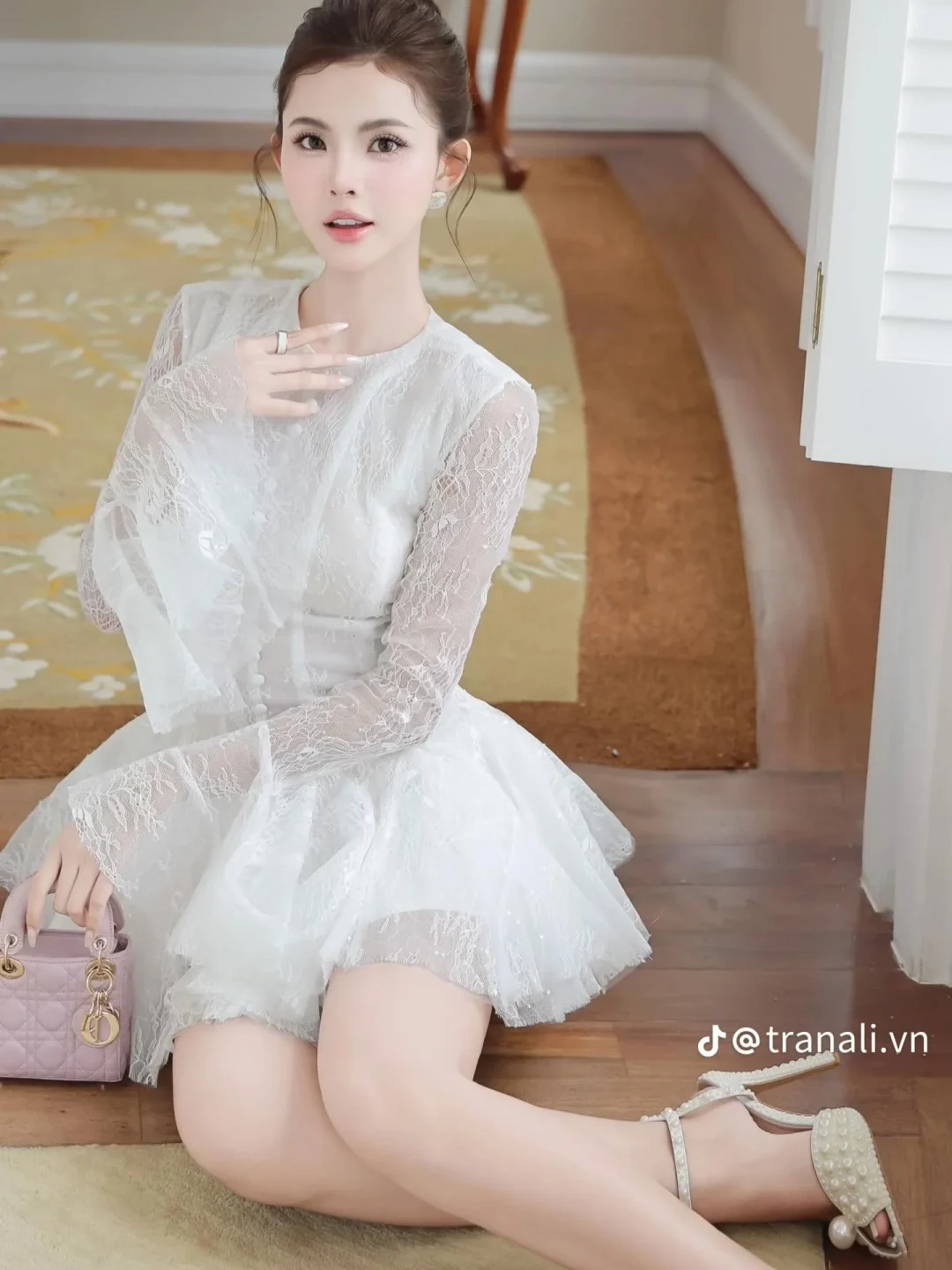 Photo 4 of Áo dài ren trắng cách tân nữ