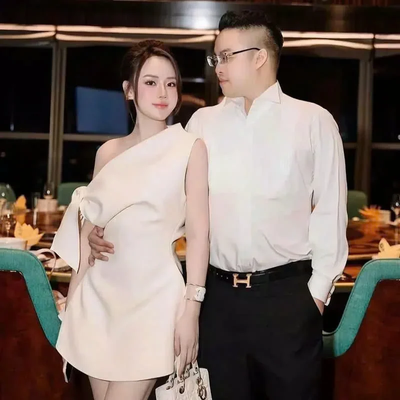 Photo 2 of Đầm mini lệch vai trắng thanh lịch nữ