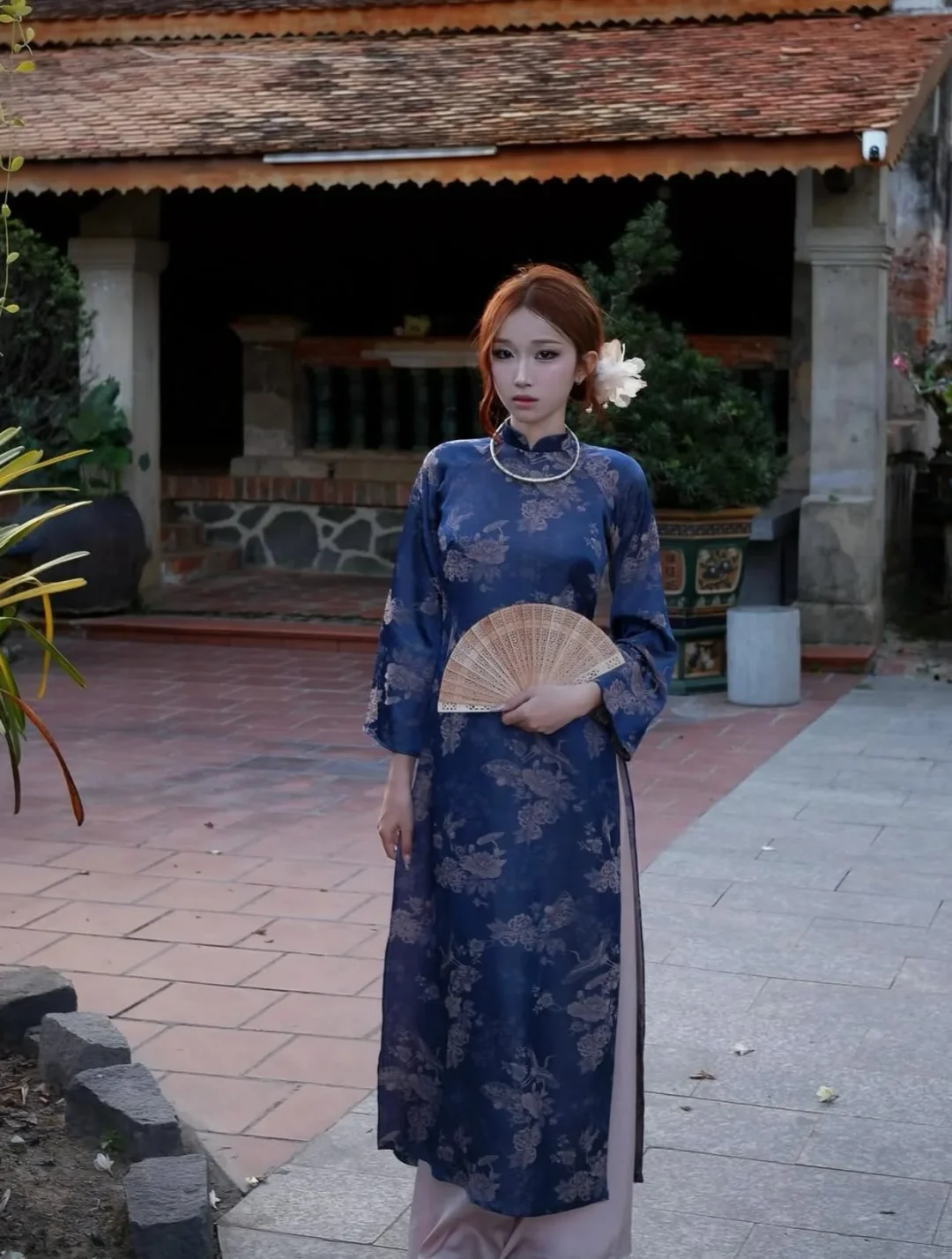 Photo 1 of Áo dài lụa xanh dương truyền thống nữ