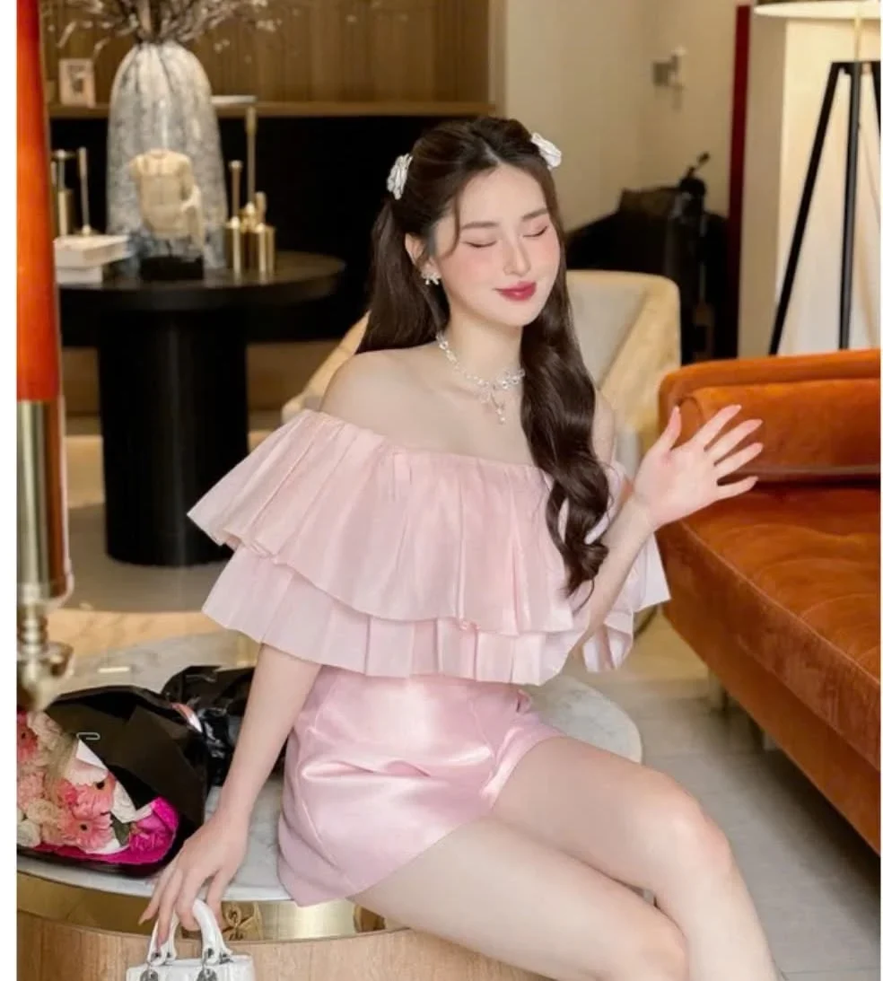 Photo 3 of Set áo trễ vai quần short hồng nữ