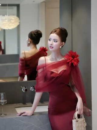 Ảnh 2 của Váy dạ hội đỏ lệch vai size M