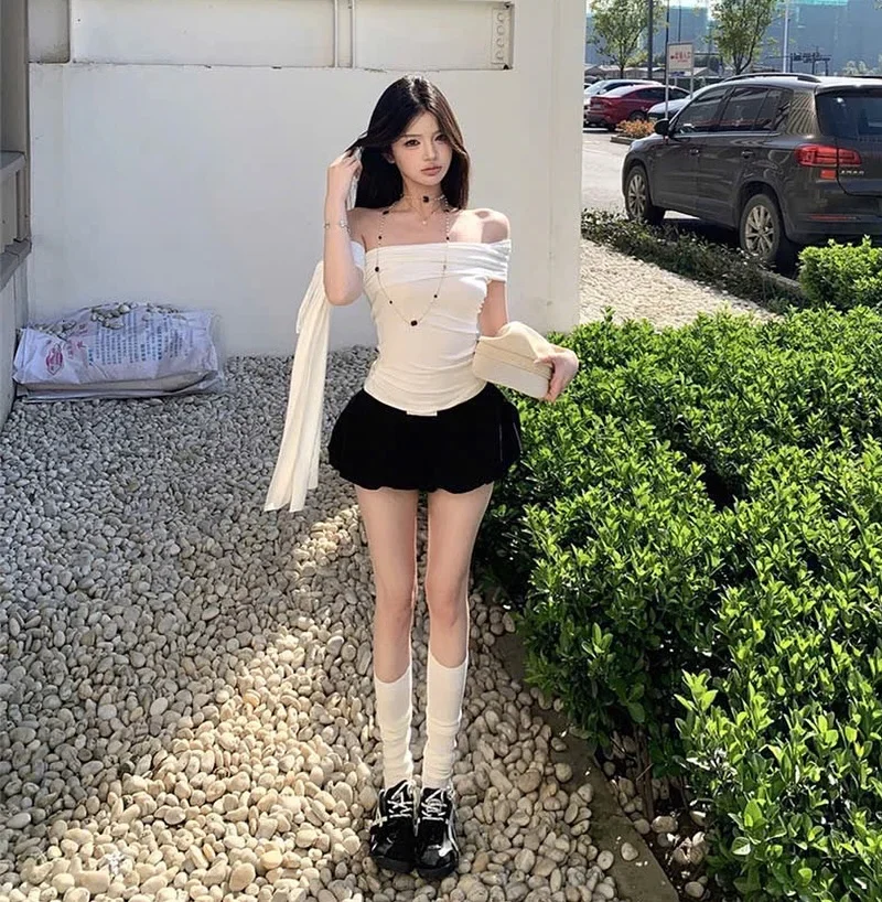 Photo 1 of Set áo trễ vai trắng quần short đen nữ