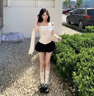 Photo 1 of Set áo trễ vai trắng quần short đen nữ