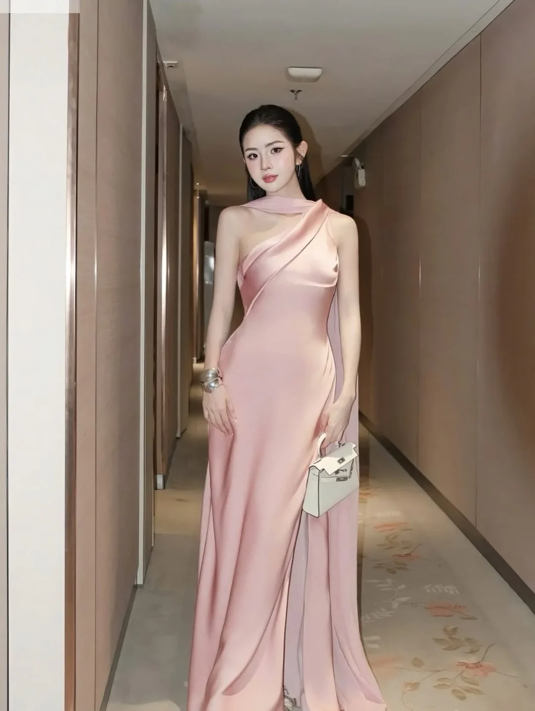 Ảnh 2 của Váy dạ hội lụa hồng hở lưng nữ