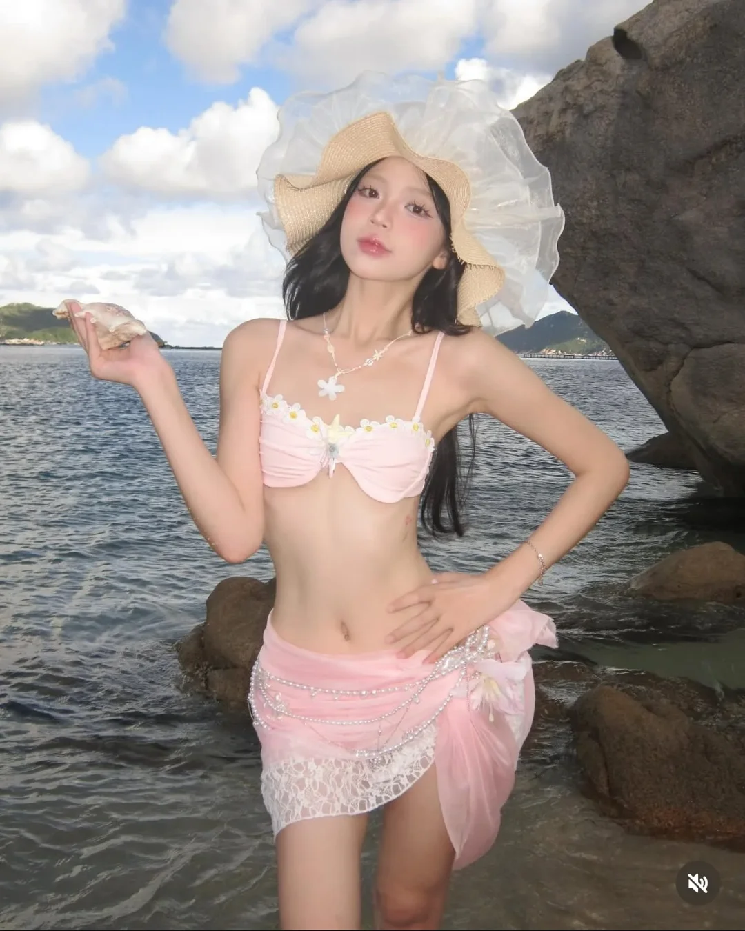 Photo 2 of Bikini hai mảnh hồng nhạt nữ đi biển