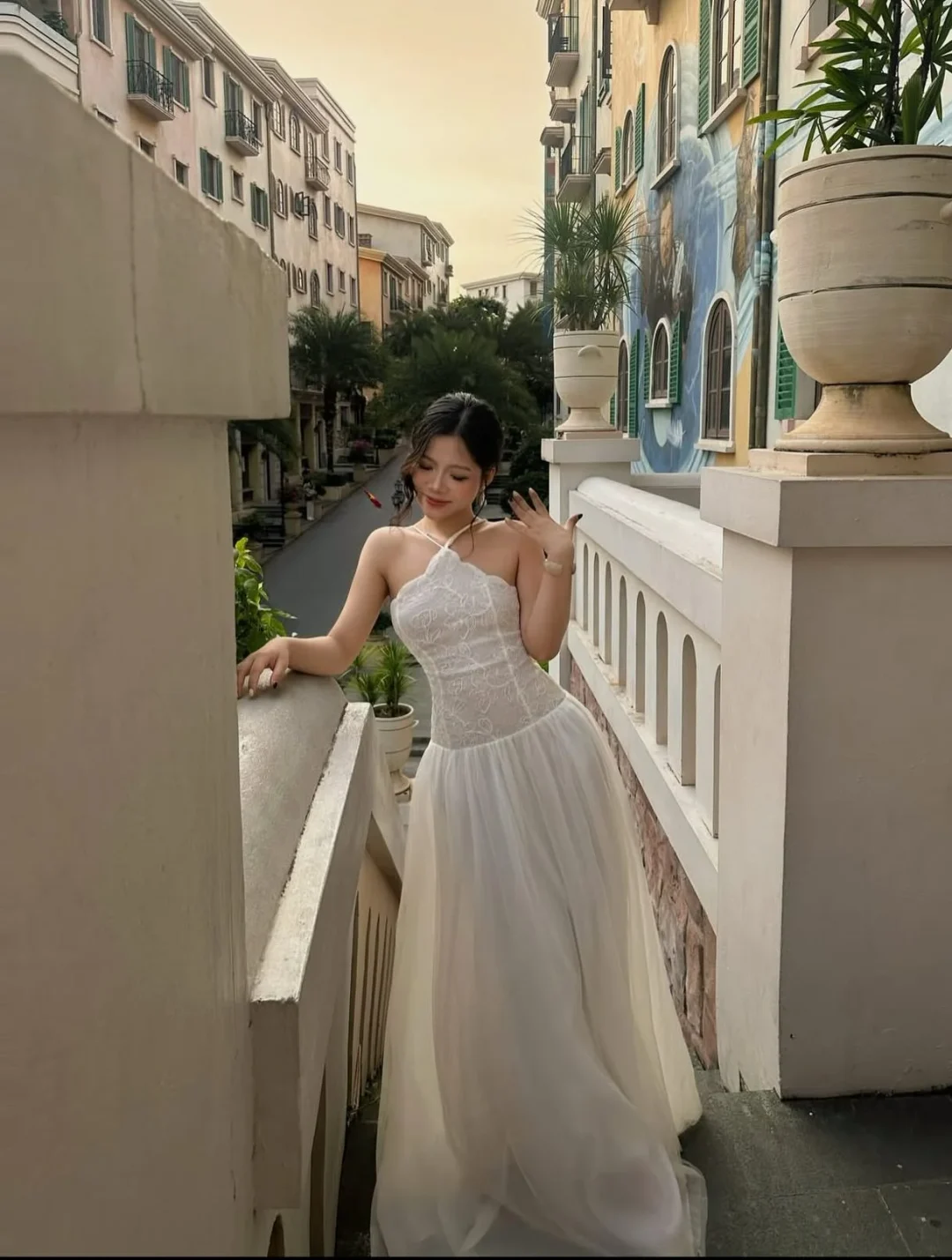 Photo 3 of Váy cưới trắng một vai ren hoa