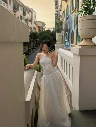 Photo 3 of Váy cưới trắng một vai ren hoa