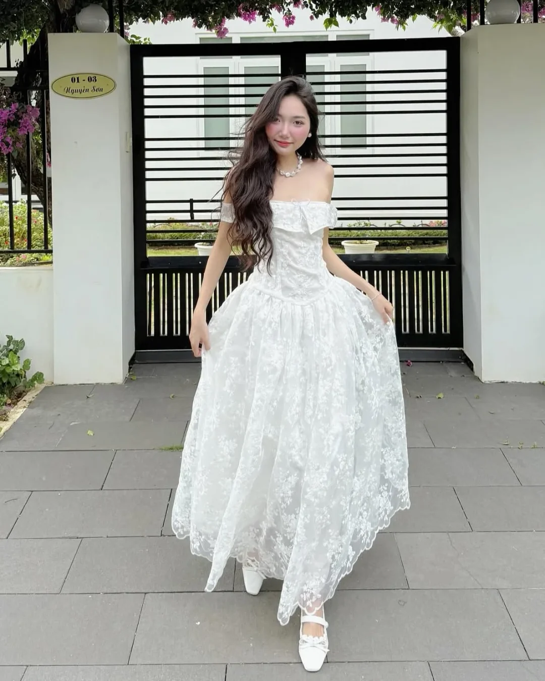 Ảnh 5 của Váy cưới trắng trễ vai ren bồng bềnh