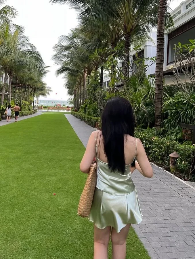 Photo 4 of Váy satin ngắn vàng nhạt hai dây size M