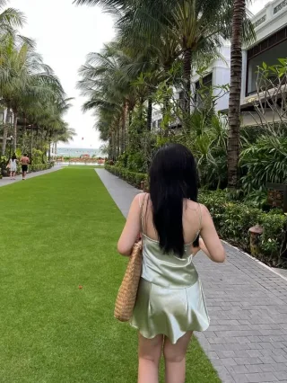 Photo 4 of Váy satin ngắn vàng nhạt hai dây size M