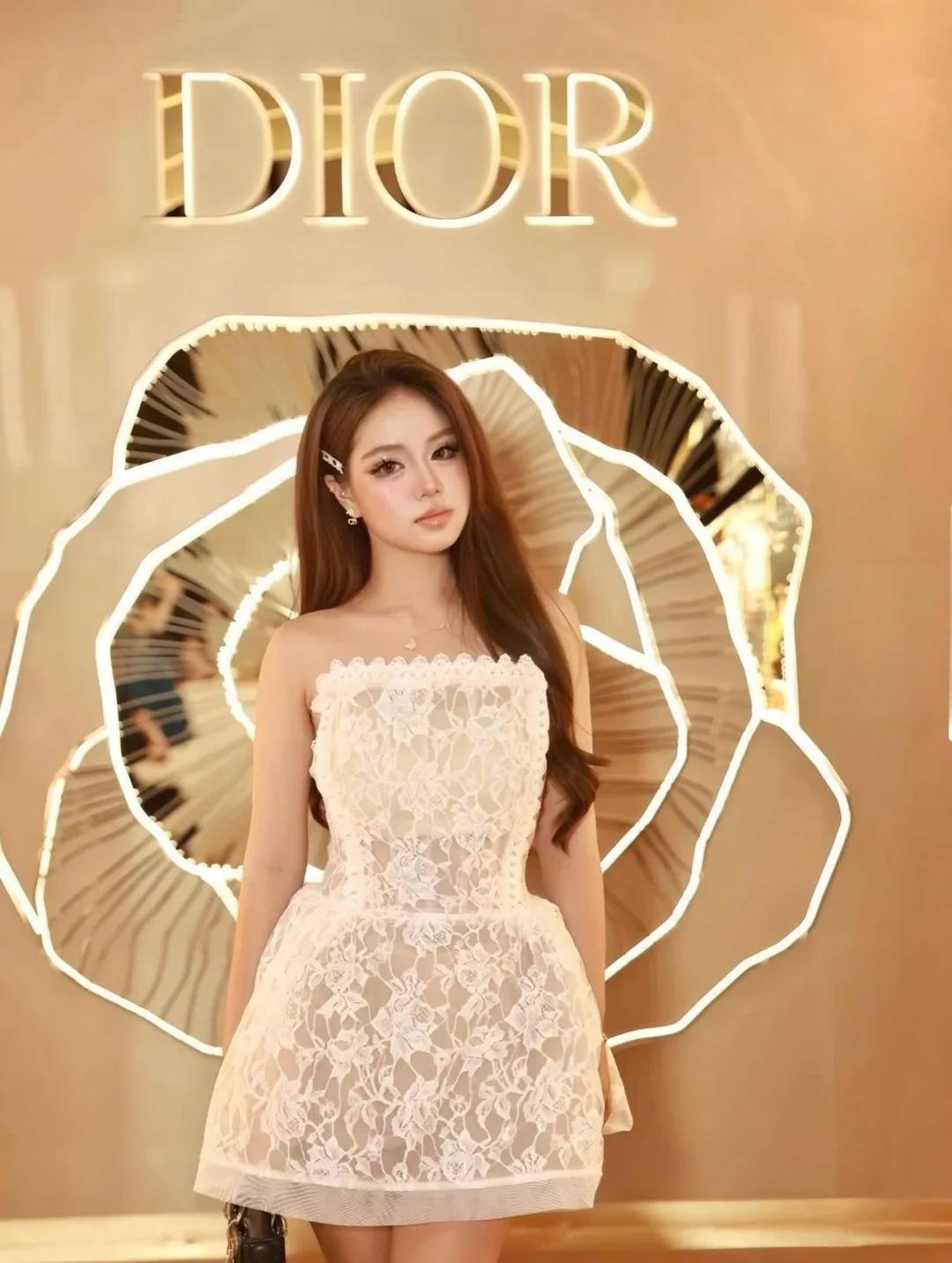 Ảnh 2 của Đầm ren trắng cúp ngực nữ ngắn