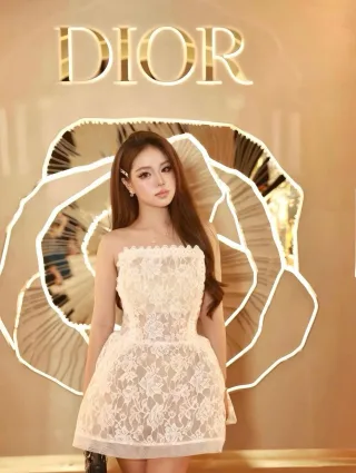 Ảnh 2 của Đầm ren trắng cúp ngực nữ ngắn