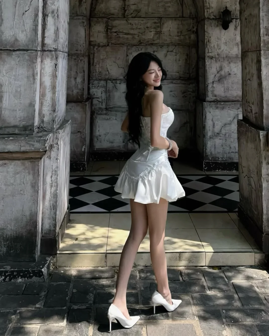 Ảnh 5 của Váy corset trắng mini kèm áo lông nâu