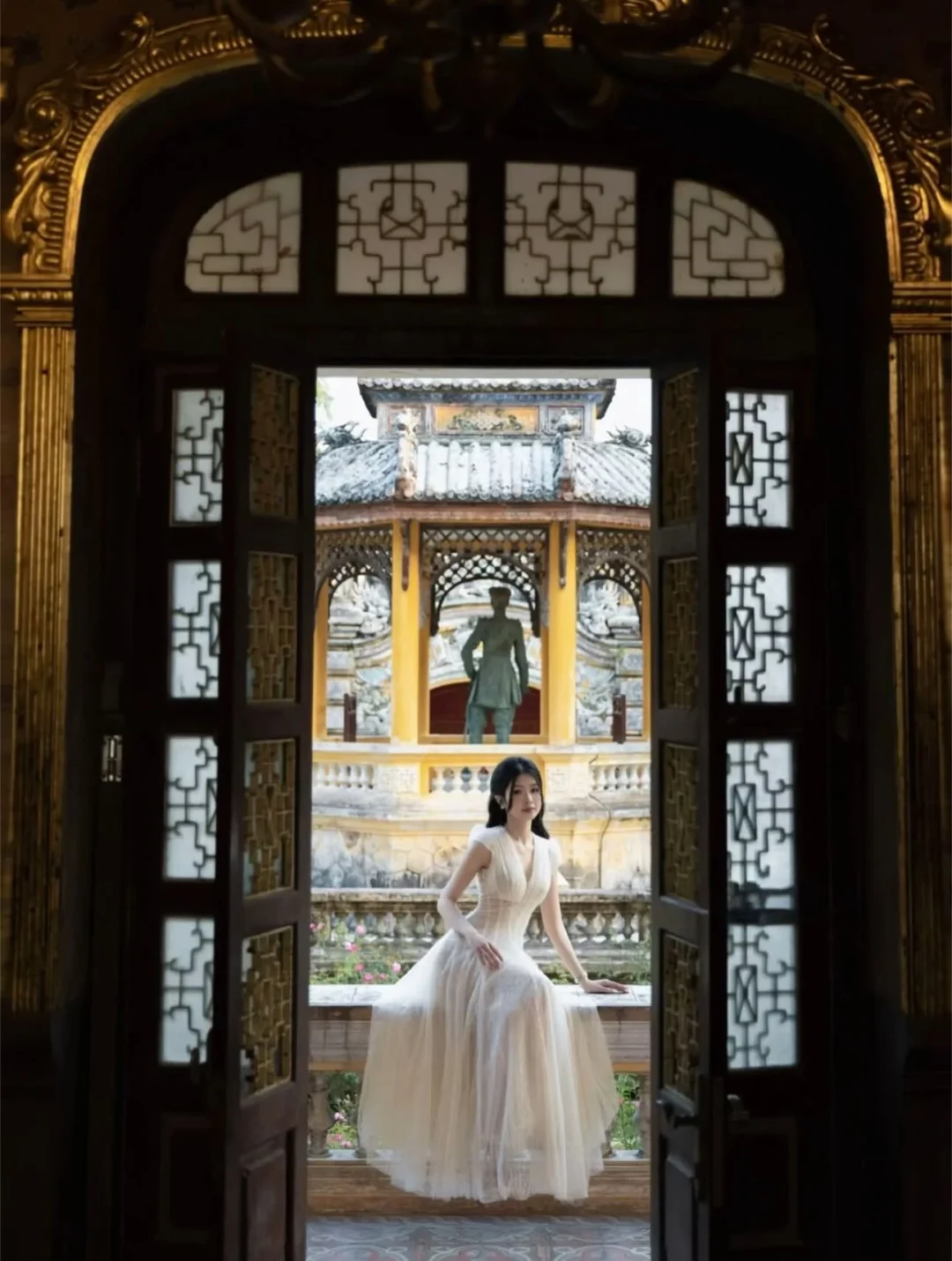 Photo 5 of Váy cưới voan kem phong cách vintage nữ