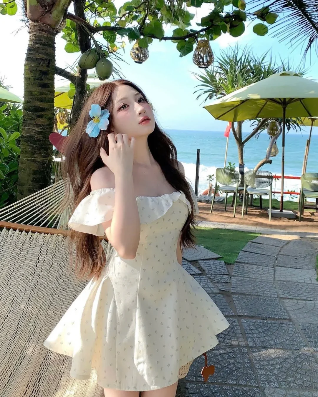 Photo 3 of Váy trắng trễ vai chấm bi nữ