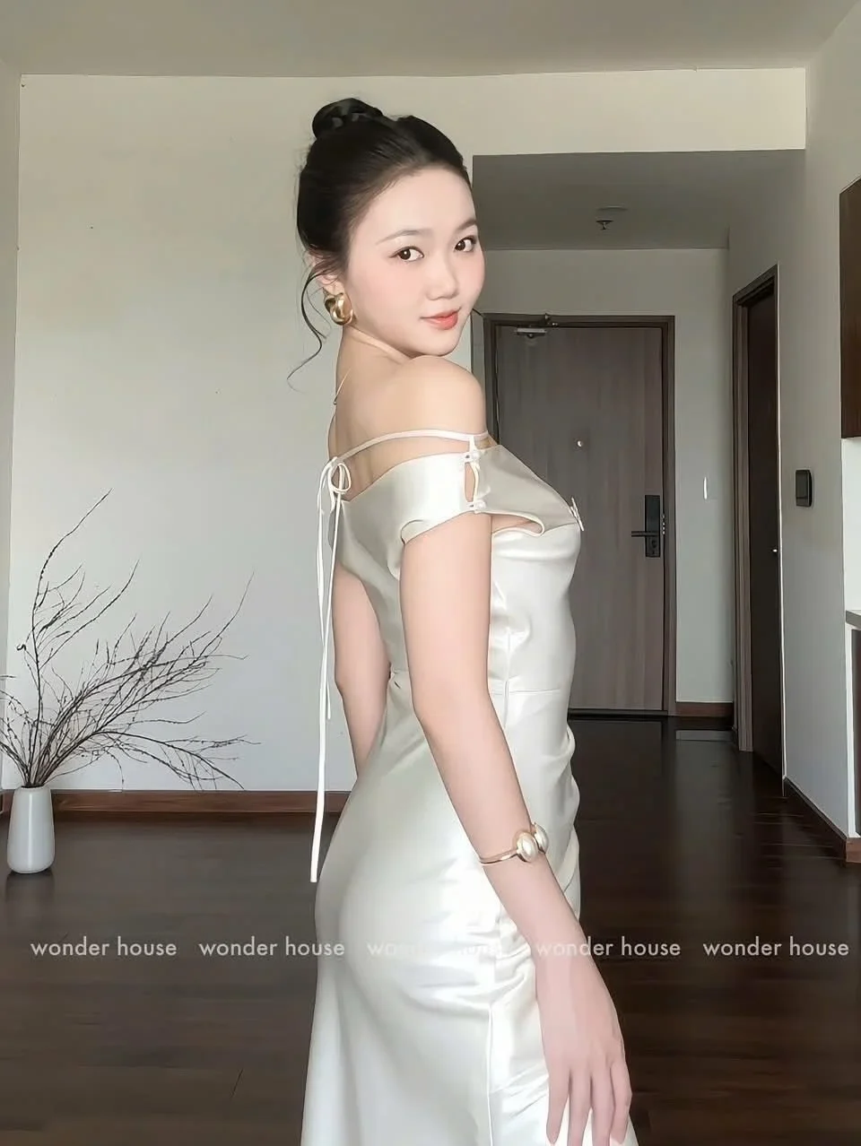Ảnh 2 của Váy lụa trễ vai trắng sang trọng