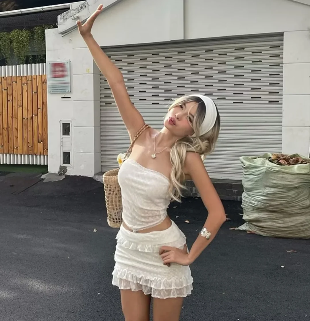 Photo 2 of Set croptop ren trắng và chân váy nữ