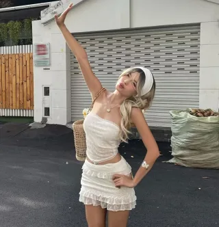 Photo 2 of Set croptop ren trắng và chân váy nữ