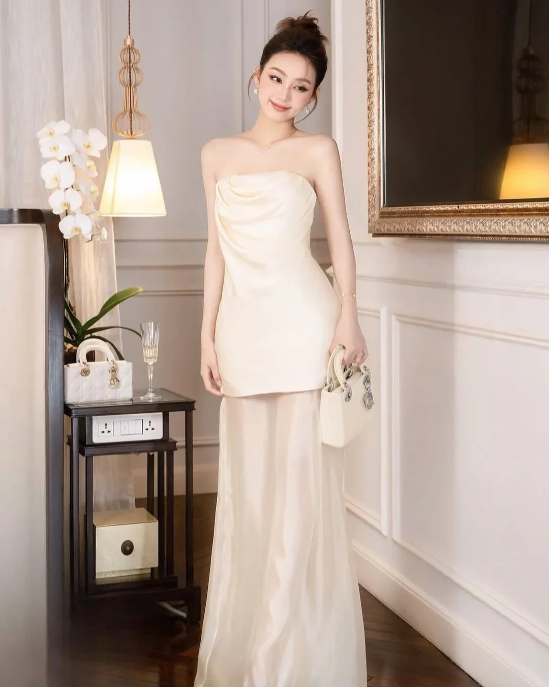 Ảnh 2 của Đầm lụa kem không dây vai size M