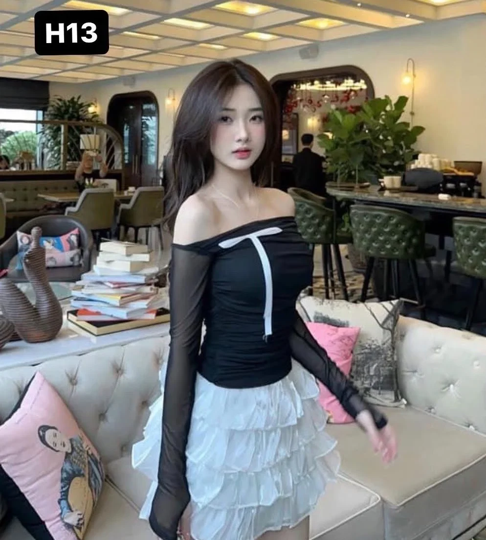 Photo 1 of Set áo trễ vai đen chân váy bèo nữ