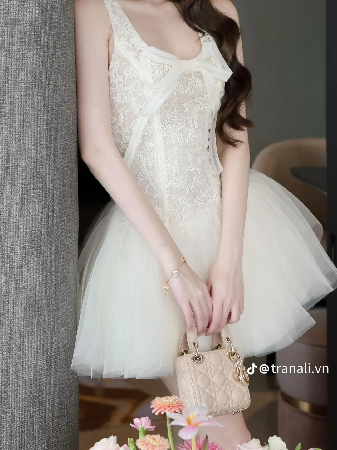 Photo 4 of Váy ren tulle trắng ngắn hở vai