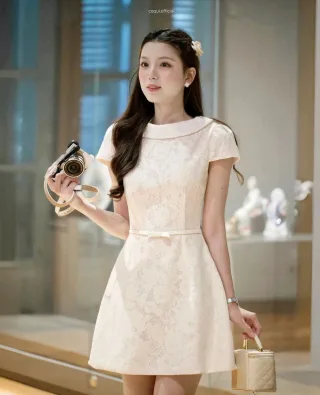 Ảnh 2 của Đầm ren trắng cổ tròn thắt nơ eo