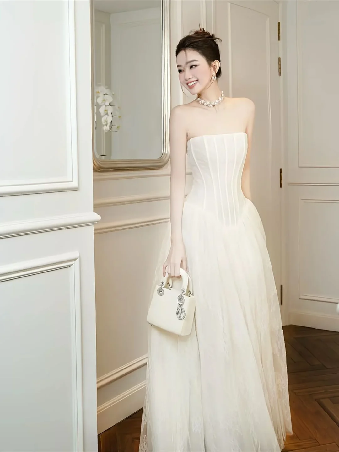 Photo 1 of Đầm maxi trắng strapless sang trọng