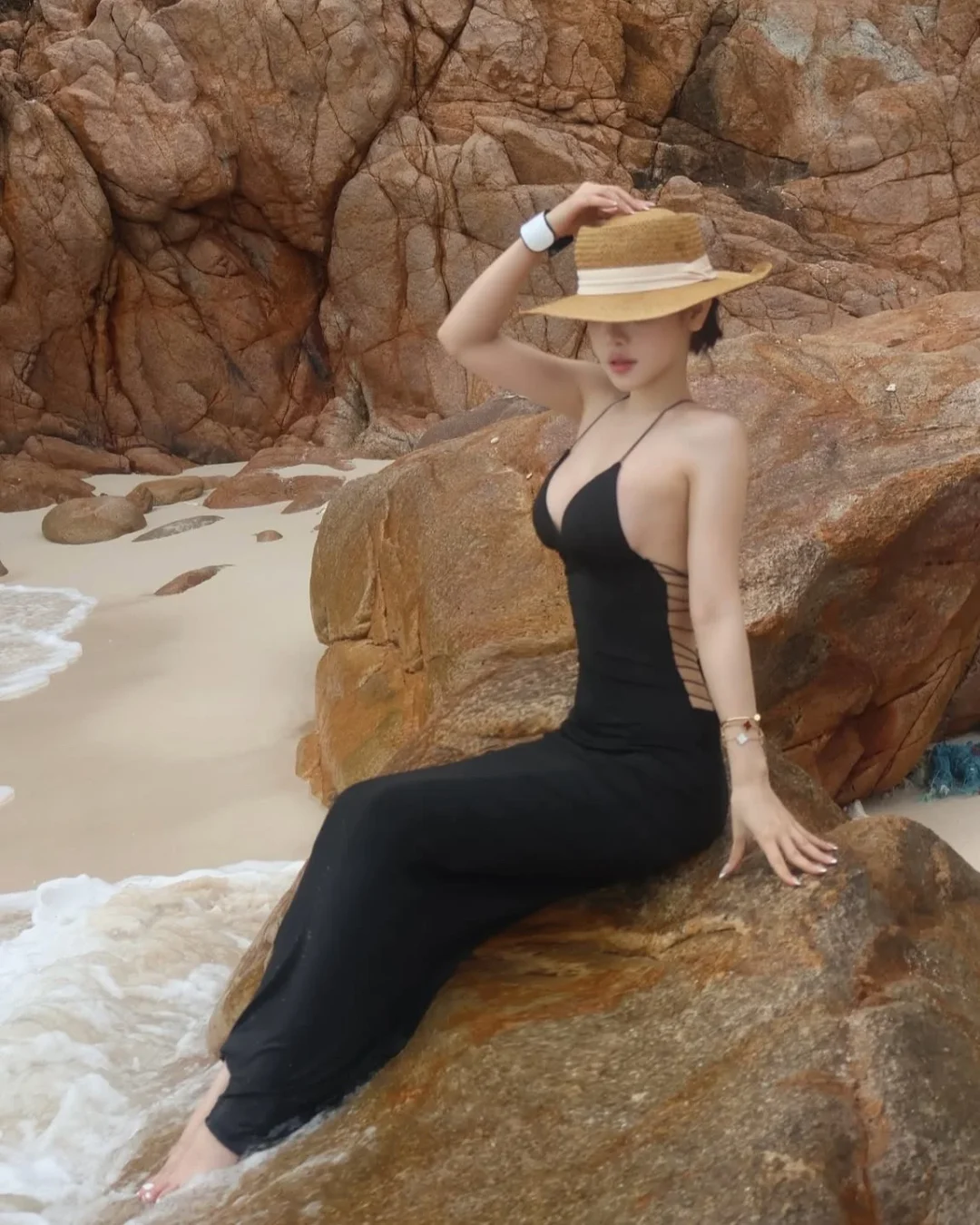 Photo 4 of Đầm đen ren hở lưng ôm body nữ