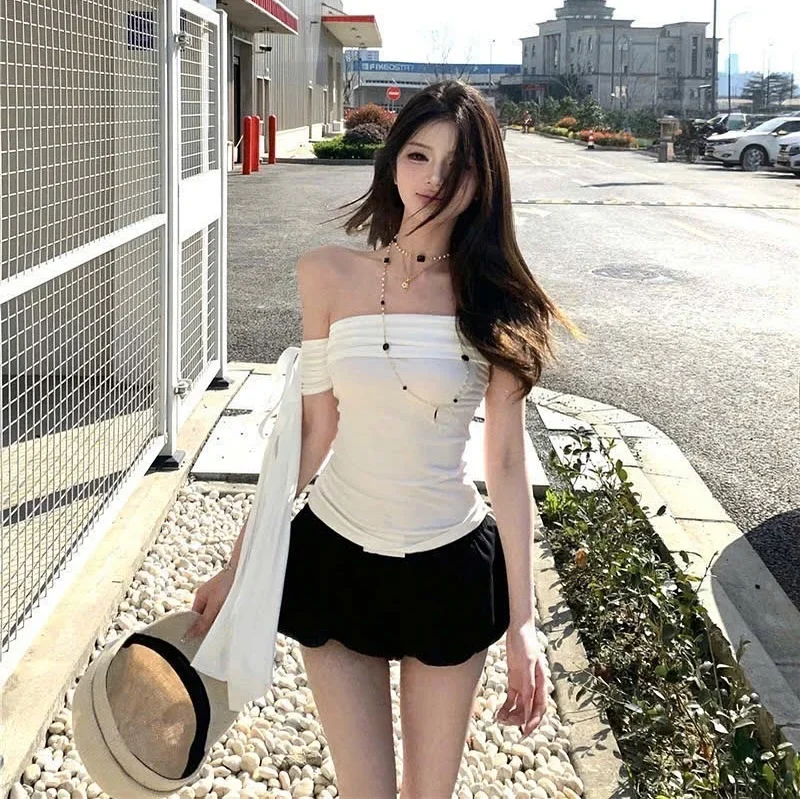 Photo 2 of Set áo trễ vai trắng quần short đen nữ