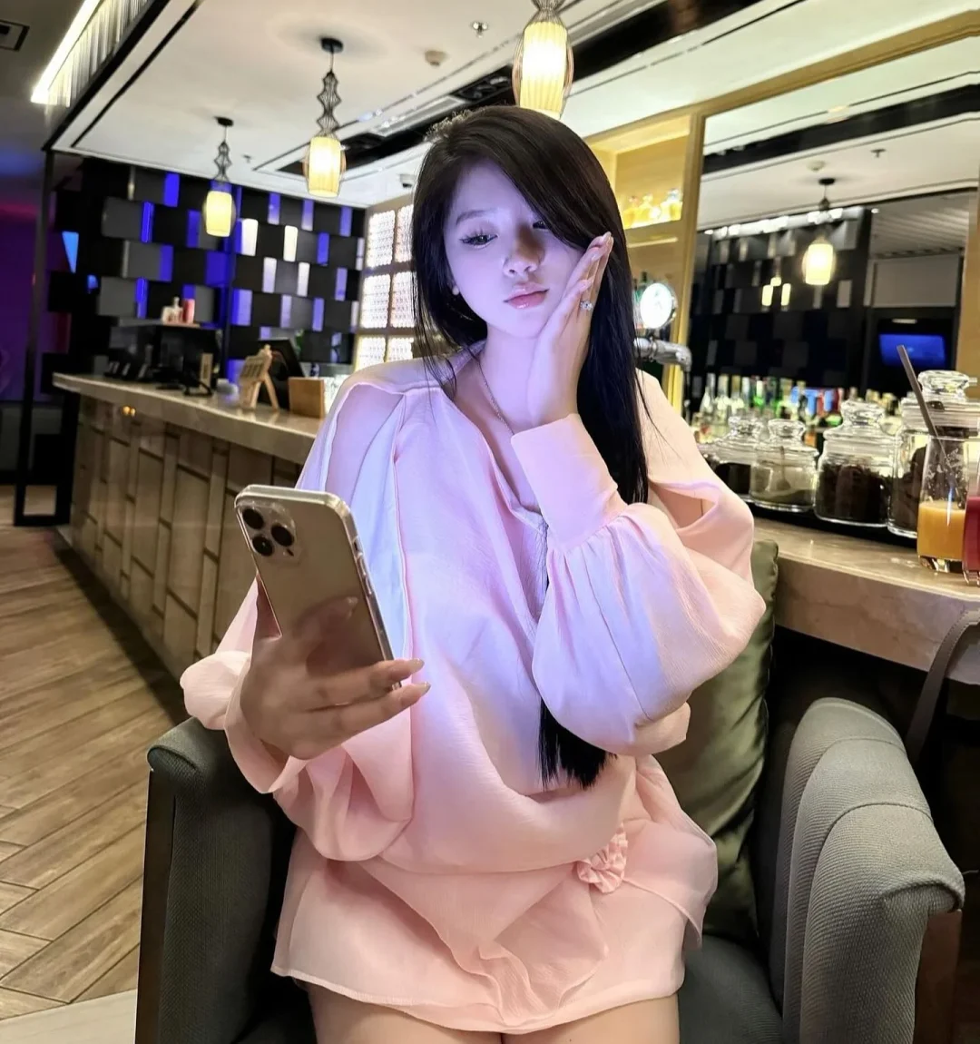 Ảnh 4 của Set áo váy satin hồng pastel nữ Aguja