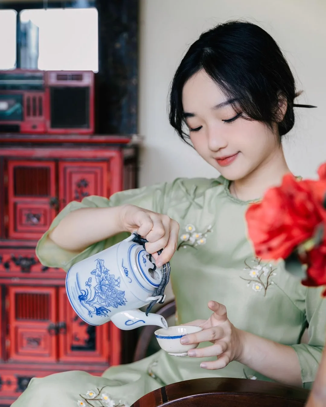 Ảnh 2 của Áo dài voan xanh cốm thêu hoa nữ