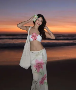 Photo 1 of Bộ bikini sarong trắng hoa đi biển nữ