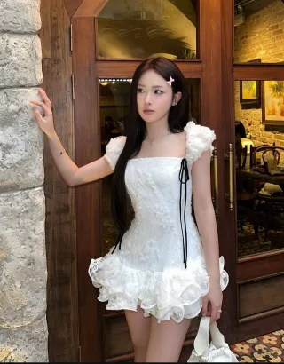 Photo 1 of Váy trắng ngắn bèo nhún ren nữ