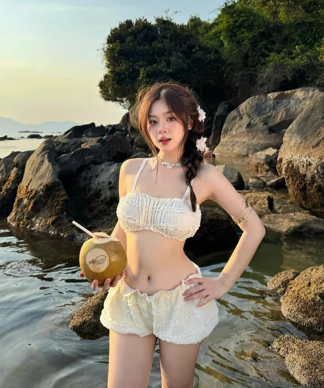 Photo 7 of Set đồ croptop trắng hai mảnh nữ đi biển