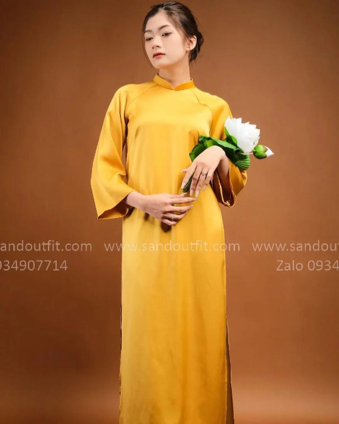 Ảnh 2 của Áo dài vàng lụa truyền thống size S