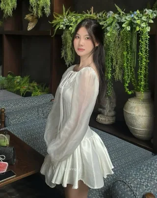 Photo 3 of Váy ngắn trắng satin tay phồng nữ