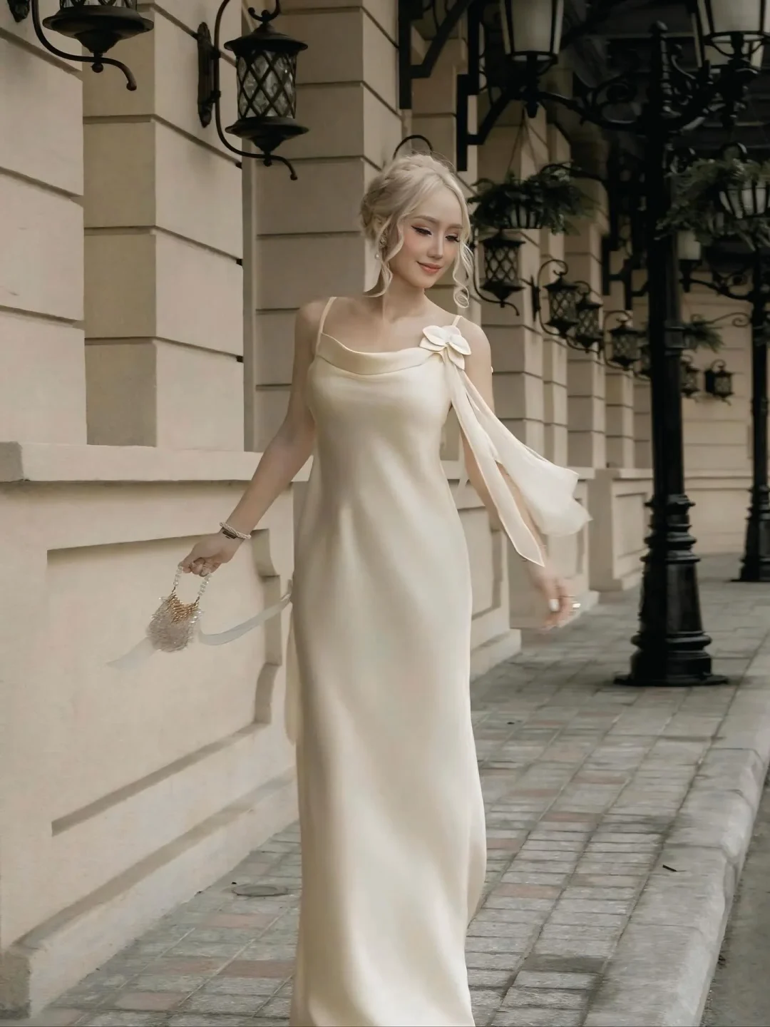 Photo 1 of Đầm dạ hội satin kem nữ size M