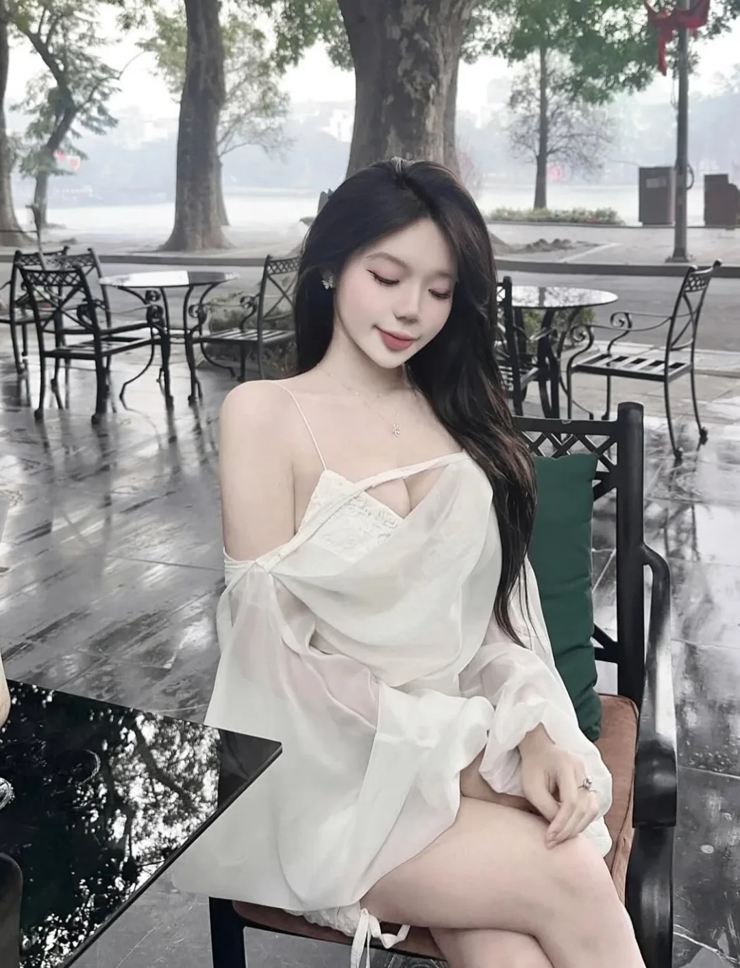 Photo 2 of Áo voan trắng hở vai nữ lãng mạn