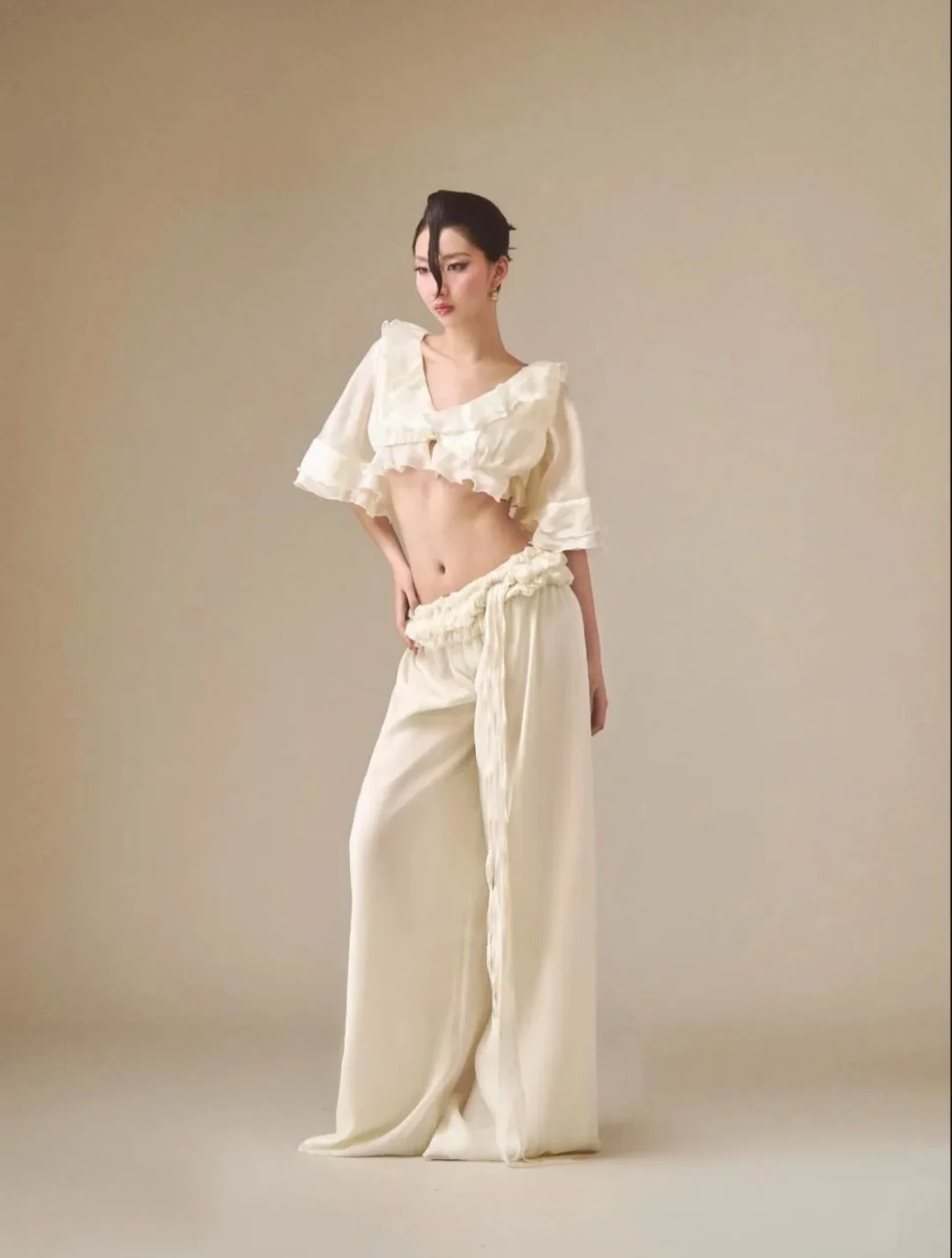 Photo 3 of Set đồ trắng hai mảnh nữ crop top