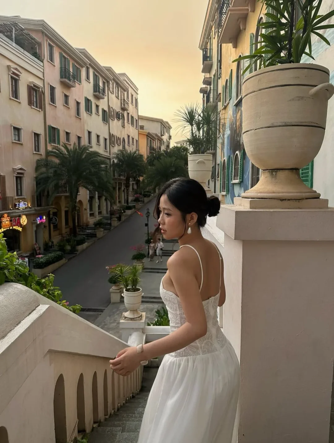 Photo 7 of Váy cưới trắng một vai ren hoa
