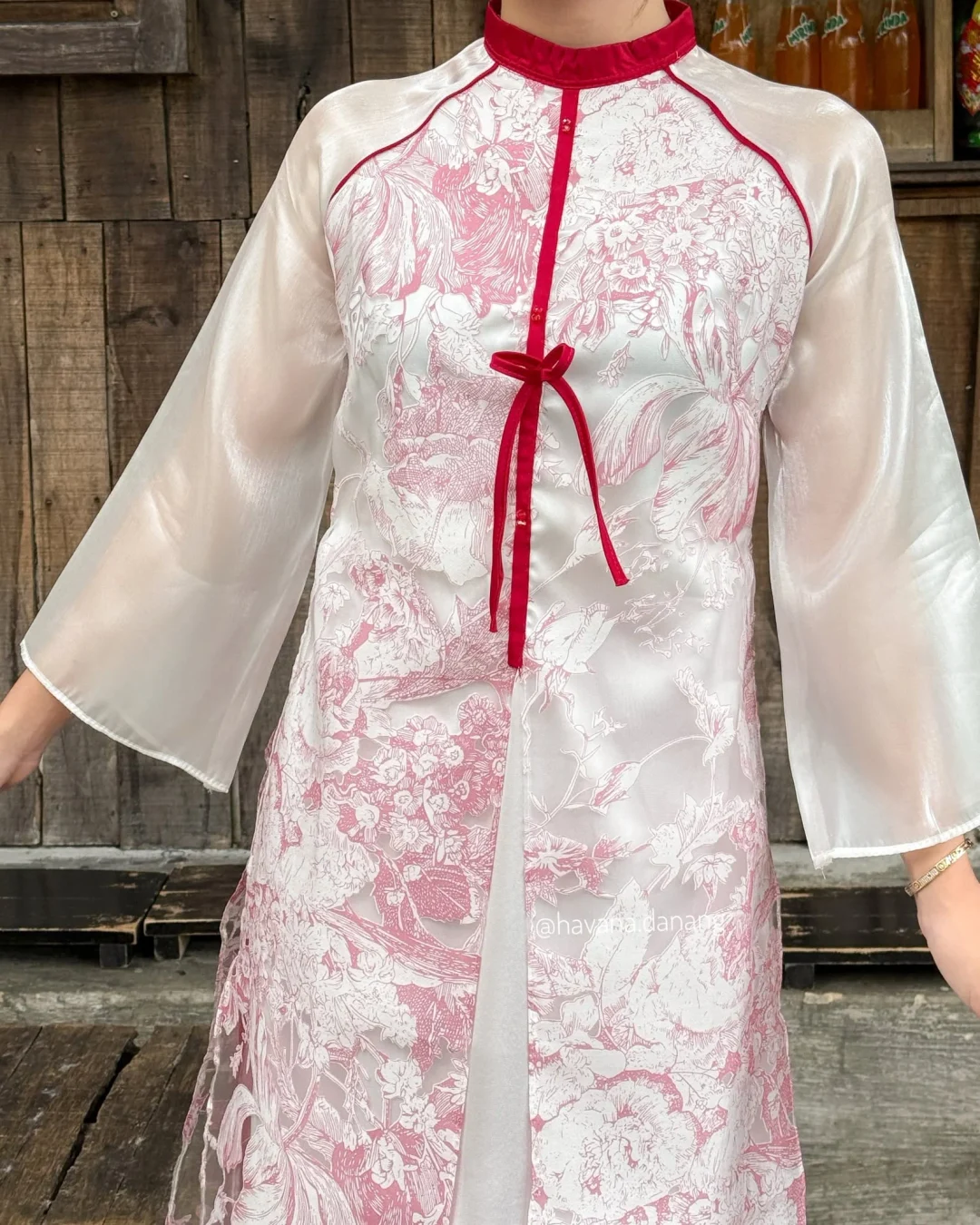 Photo 3 of Áo dài trắng đỏ truyền thống nữ