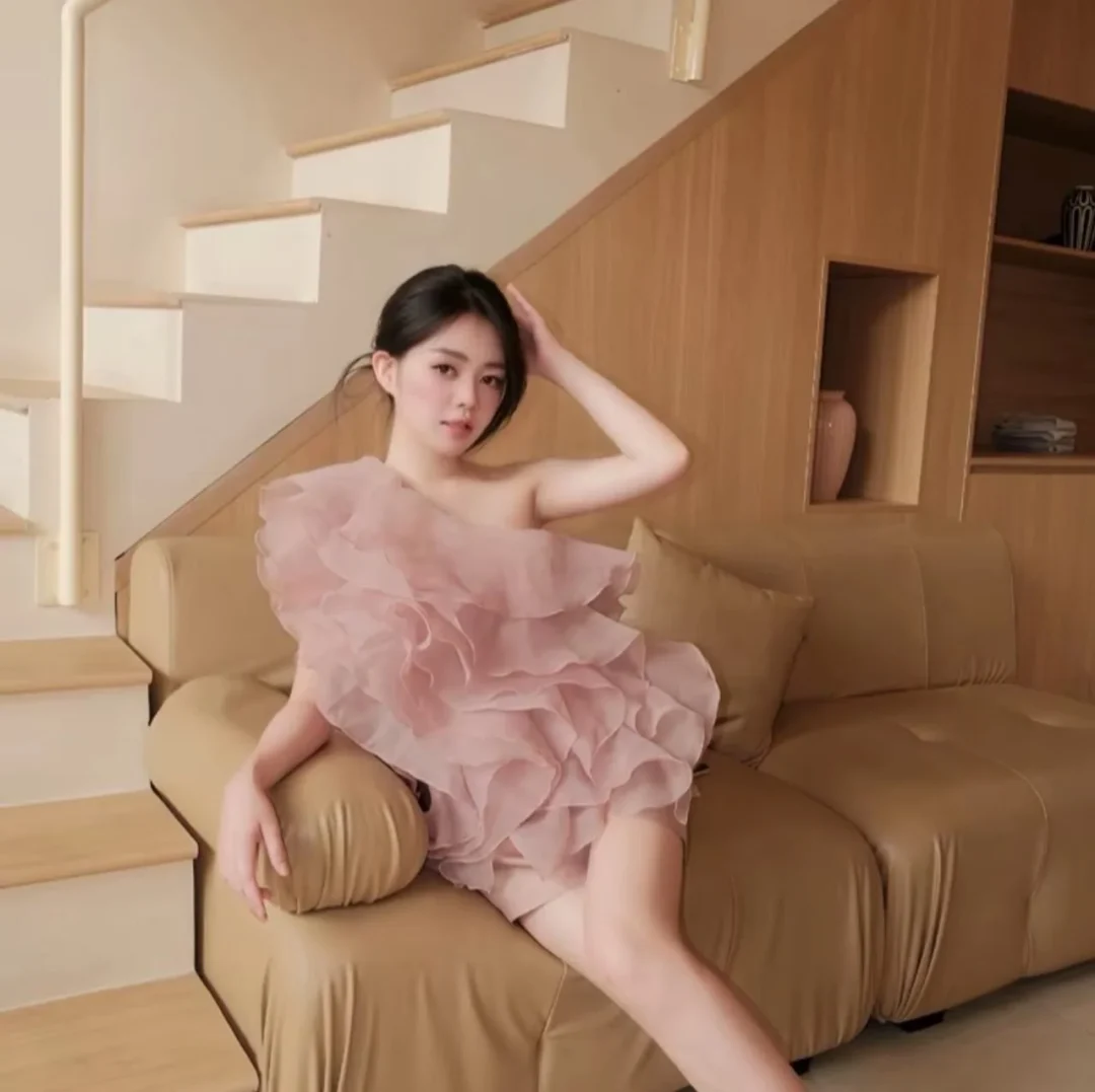 Photo 3 of Váy voan hồng pastel một vai bèo nhún