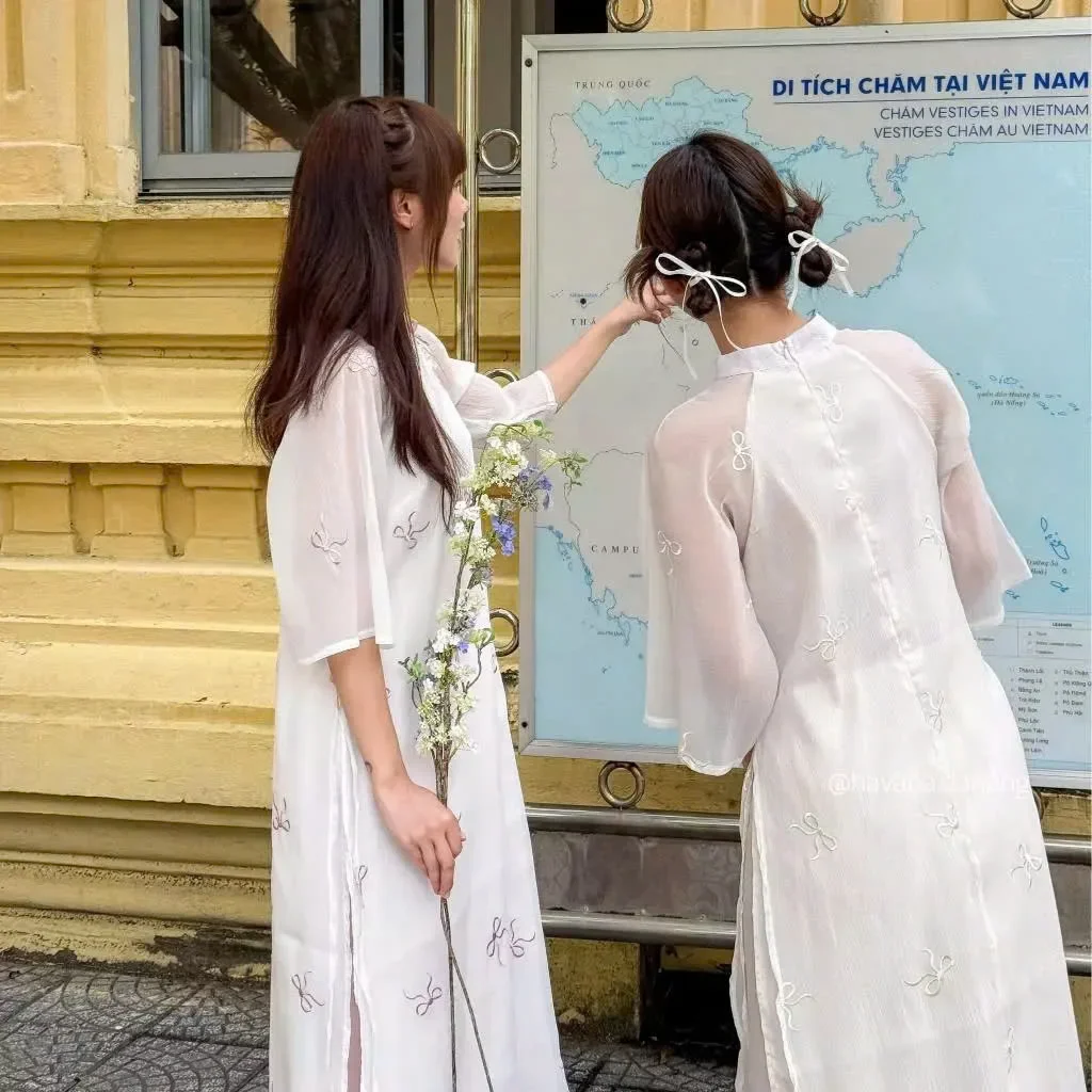 Photo 4 of Áo dài trắng thêu bướm nữ thanh lịch