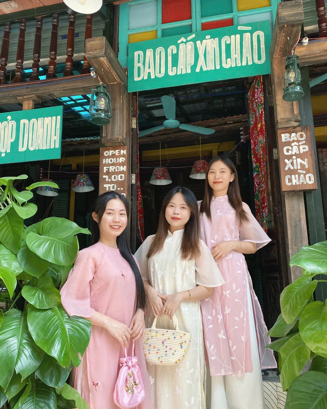 Photo 1 of Áo dài nữ lụa thêu hoa hồng truyền thống
