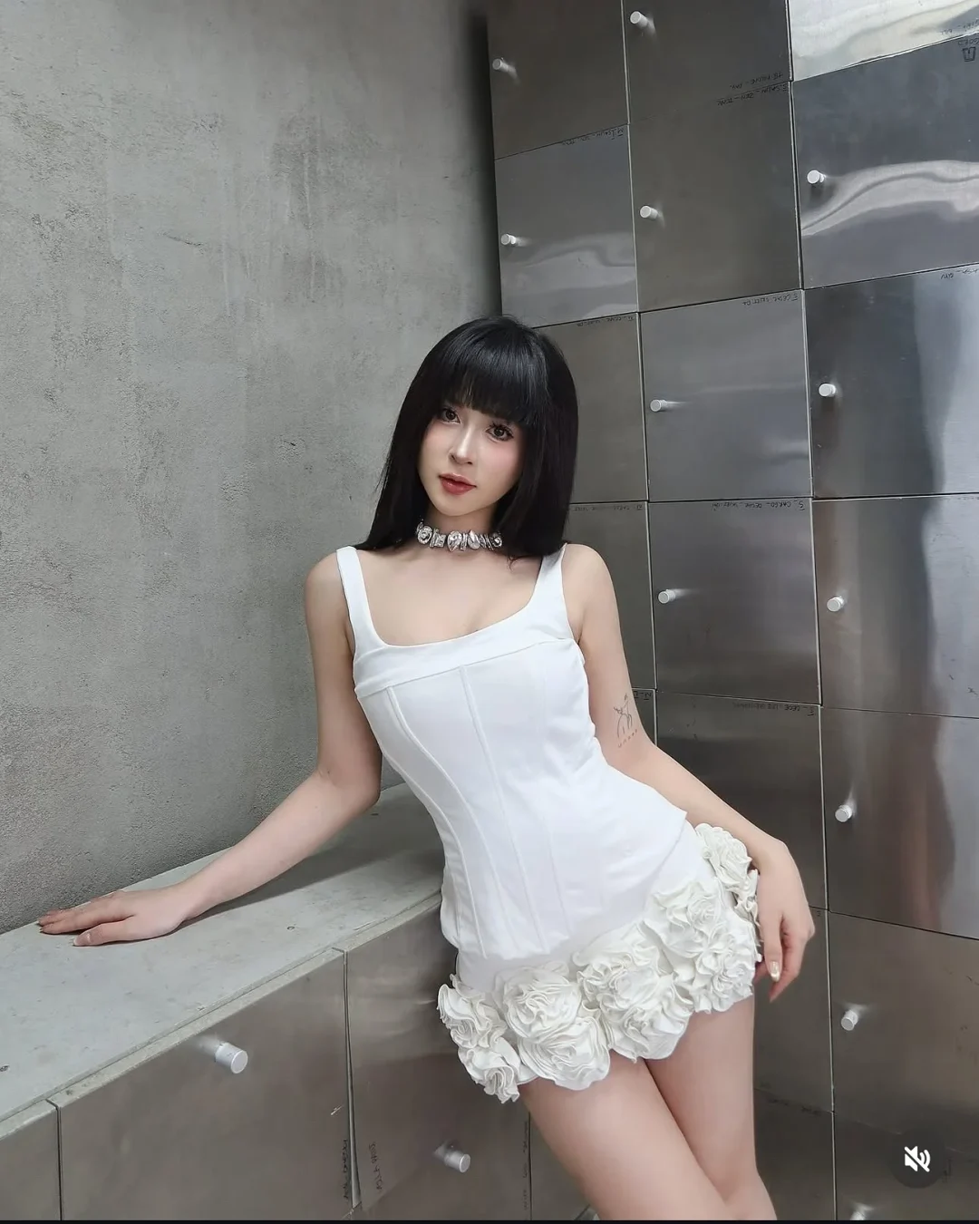 Ảnh 1 của Đầm corset trắng ngắn hoa 3D nữ