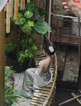 Photo 2 of Váy cúp ngực lụa xanh nhạt nữ