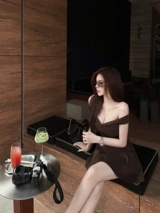 Photo 3 of Váy mini trễ vai nâu quyến rũ size M